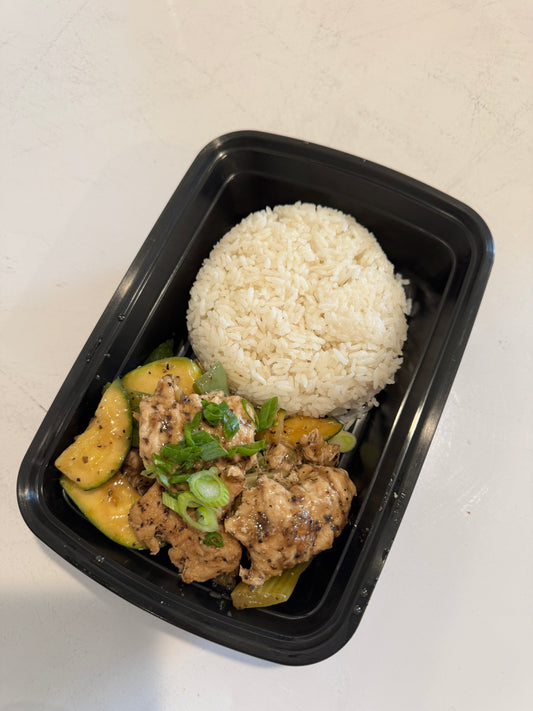 Sizzling vegan chicken with black pepper